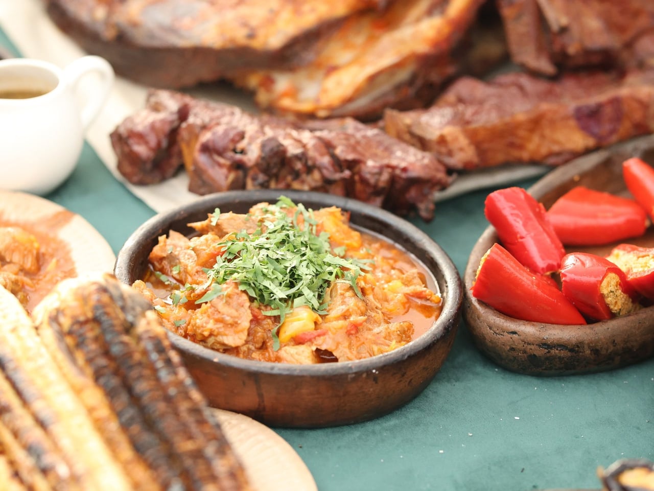 Блюда абхазской кухни в глиняных мисках и печёная кукуруза