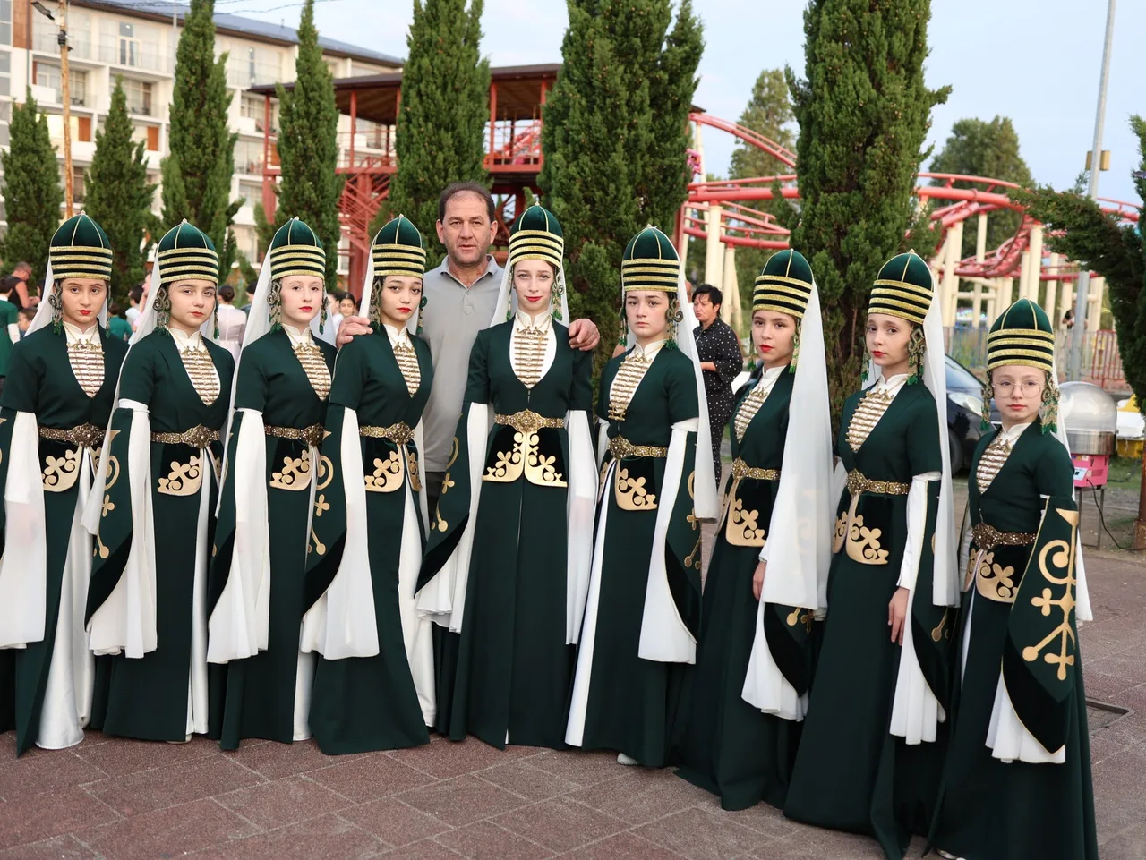 Участники фестиваля в национальных костюмах